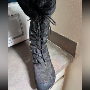 Like new Jambu size 10.5/11 grey/black snow boots